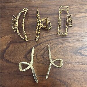 LAST CHANCE! Item will be donated 1/16/25. 
Leopard and Gold Hair Clip Set of 5